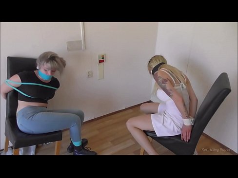 ❤️ E varur / e lidhur dhe e gojës / vajzë në ankth Video qij tek ne