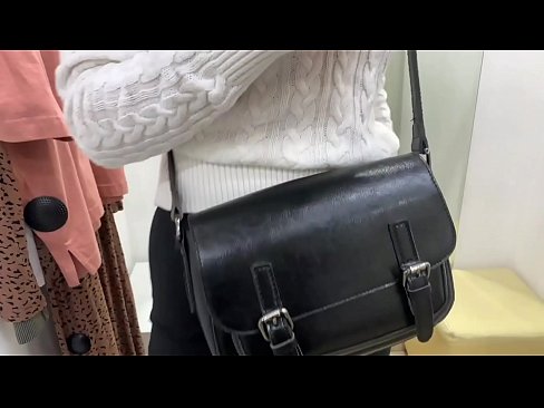 ❤️ Masturbim publik i kurvës së re FeralBerry me një dildo në dhomën e montimit Video qij tek ne