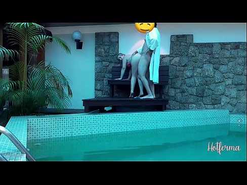 ❤️ Bosi fton shërbëtoren në pishinë, por nuk mundi t'i rezistonte një nxehtësie Video qij tek ne