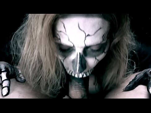❤️ Vajzë demonike që thith karin me gojën e saj të zezë dhe gëlltit sperma. Video qij tek ne