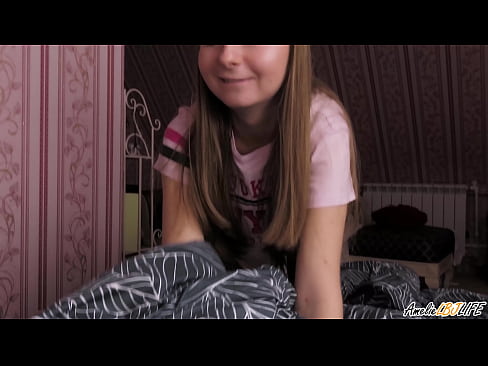 ❤️ Blondie thith thellë BFF-në e saj dhe merr spermë në gojën e saj Video qij tek ne