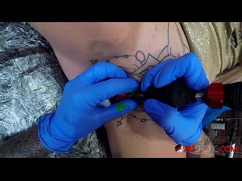 ❤️ E dashura jashtëzakonisht e bërë me tatuazhe, Sully Savage, bëri një tatuazh në klitorisin e saj Video qij tek ne