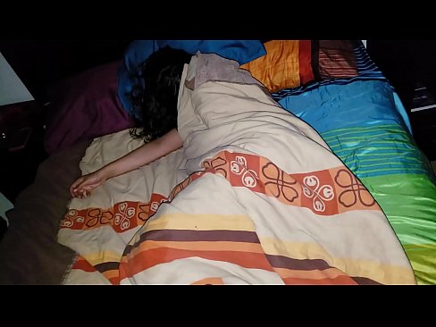 ❤️ Njërku qorton njerkën e tij të re ndërsa ajo fle. Video qij tek ne
